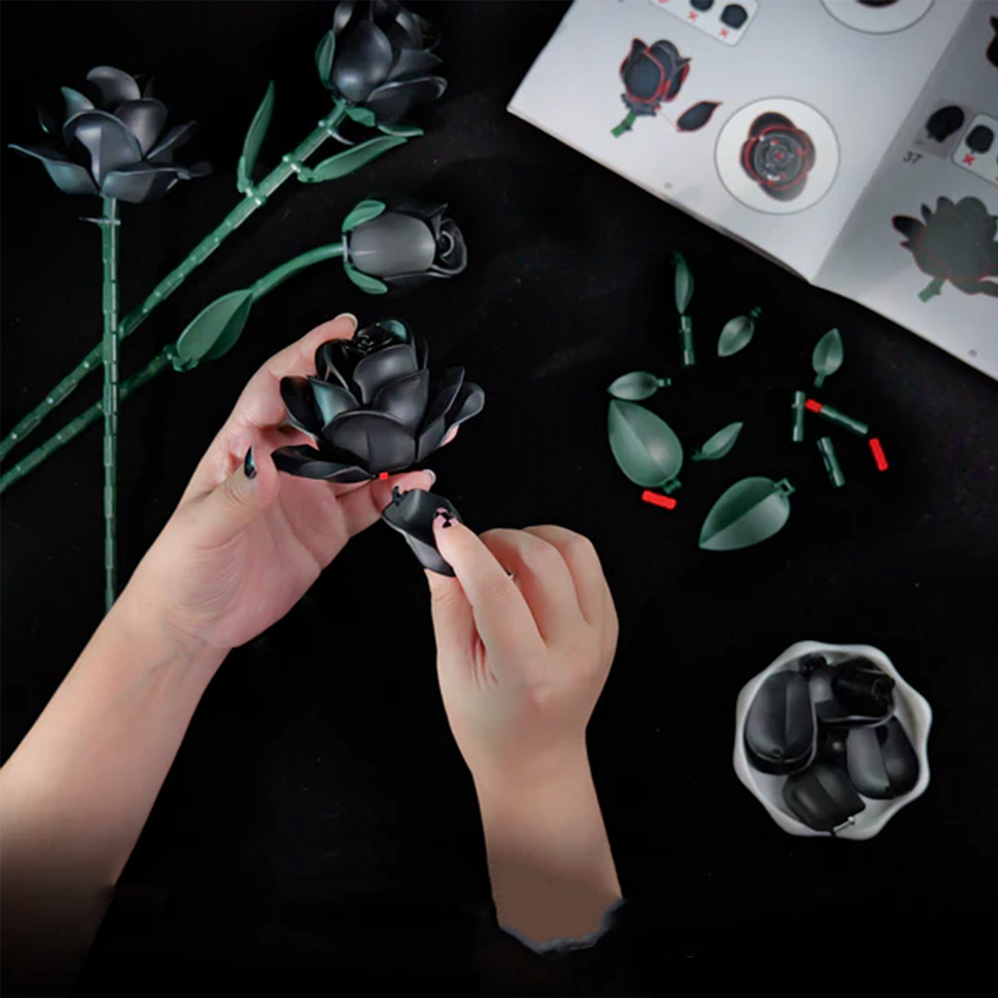 Puzzloria | Eternal Black Rose Bouquet Building Blocks