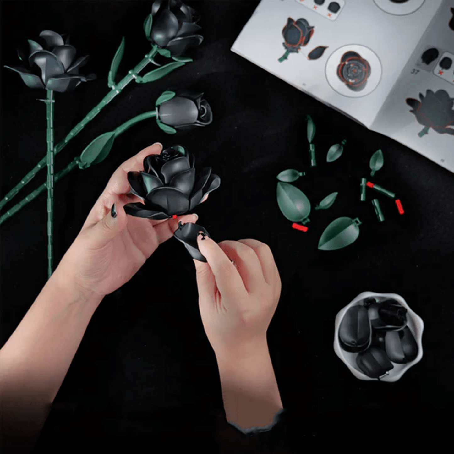Puzzloria | Eternal Black Rose Bouquet Building Blocks - Puzzloria