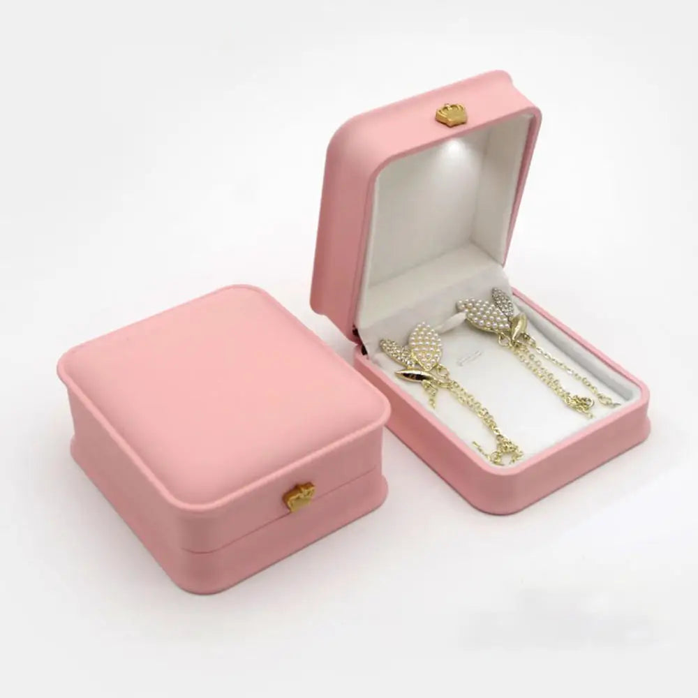 Red ring engagement box velvet LED, proposal gift case with automatic light for marriage moment — SKU_1753396775678_951 SKU_1753396775678_266 SKU_1753396775678_9511 SKU_1753396775678_693 SKU_1753396775678_166 SKU_1753396775678_576 SKU_1753396775678_877 SKU_1753396775678_587 SKU_1753396775678_18 SKU_1753396775678_387 SKU_1753396775678_680 SKU_1753396775678_113